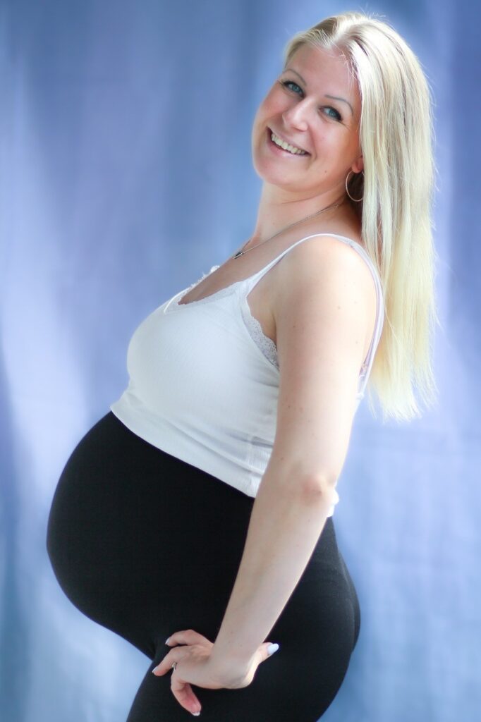 Entspannter Babybauch-Moment. Das Foto entstand am Anfang des Babybauchshootings zuhause.