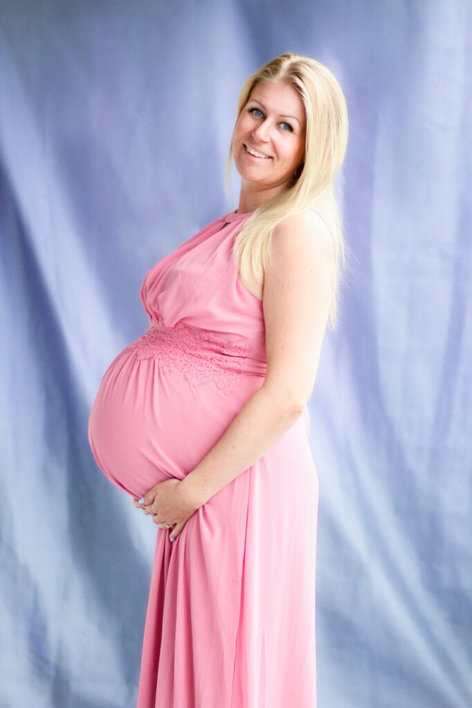 Ein Outfitwechsel ist eine willkommene und inspirierende Veränderung in einem Babybauchshooting. Hier kann ruhig mal geklotzt, statt gekleckert werden.