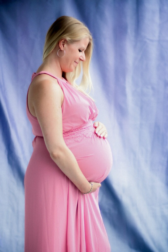 Viele Posen und Variationen ein und desselben Motivs/Outfits ergeben eine gute spätere Auswahl an Fotos vom Babybauchshooting zuhause.