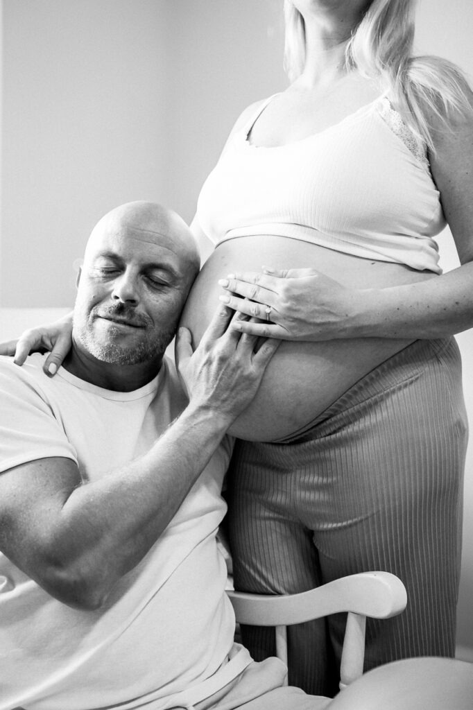 Verschiedene Kameraeinstellung, von fern zu nah, machen die Babybauch-Momente rund.
